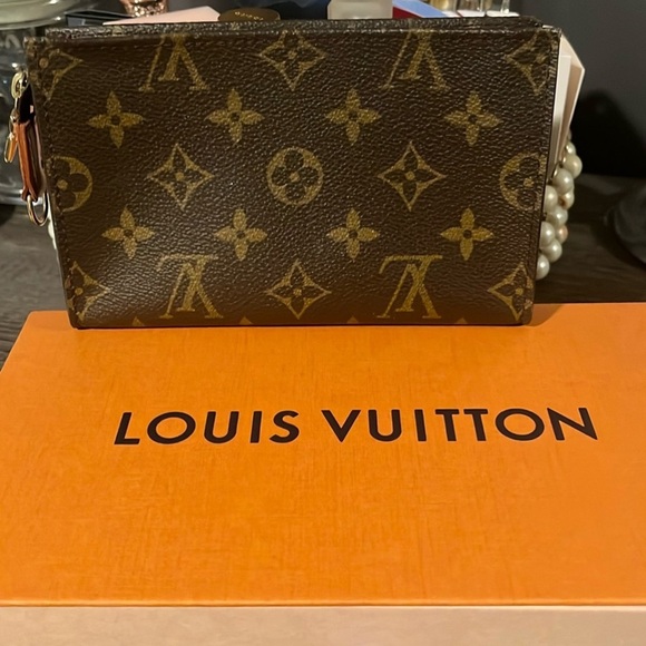 Auth Louis Vuitton Monogram pouch crossbody w/ box not original chain 🔥 - Picture 7 of 7
